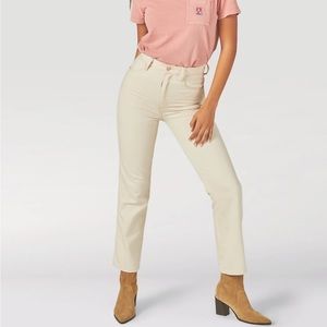 Wrangler Wild West high rise straight leg jeans in cottonwood/cream size 30.